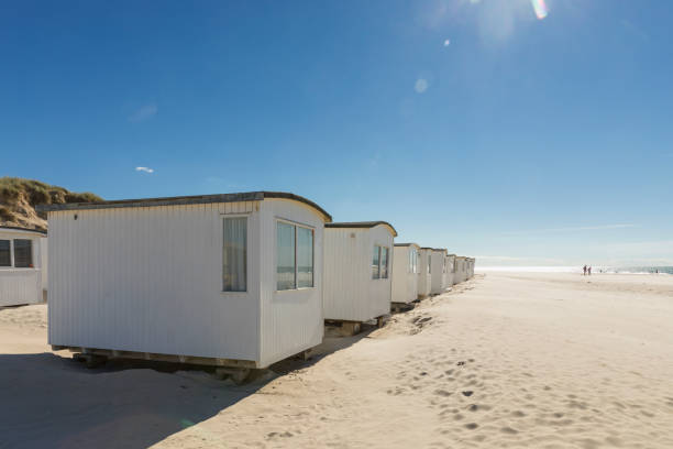 cabañas de playa en løkken, jutlandia, costa del mar del norte de dinamarca - løkken fotografías e imágenes de stock