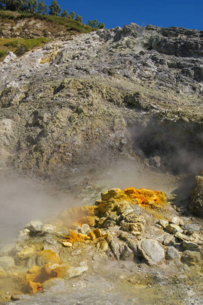 fumarole dans le cratère solfatara dans les champs phlégraïens en italie - sulphur landscape fumarole heat photos et images de collection