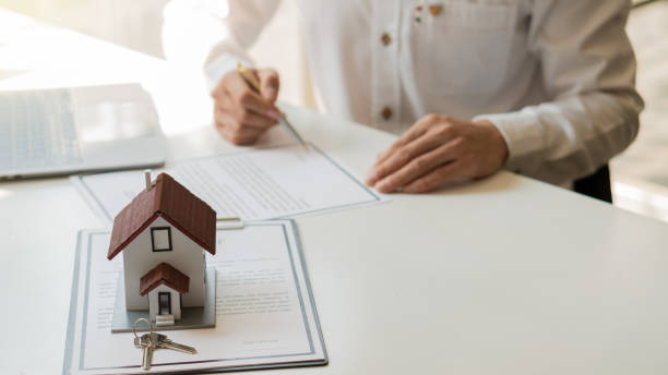 istock Real estate agents are introducing house forms and contract documents with a laptop on their desk. 1313823715