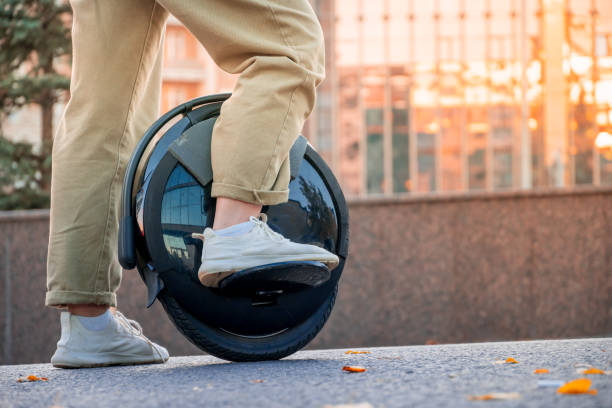 毎日の旅行のための個人的な電気輸送の使用 - unicycle unicycling cycling wheel ストックフォトと画像
