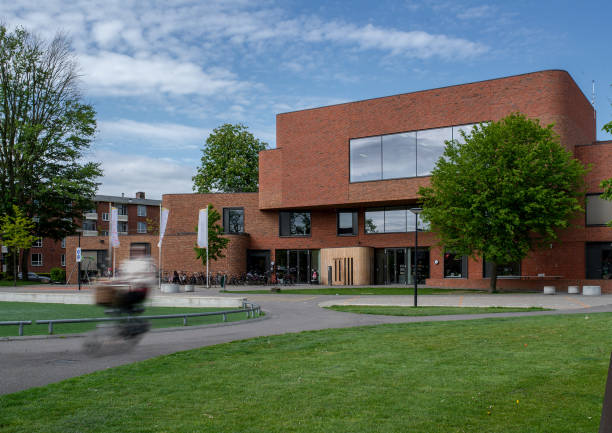 un bâtiment d’école secondaire aux pays-bas - secondary school building photos et images de collection