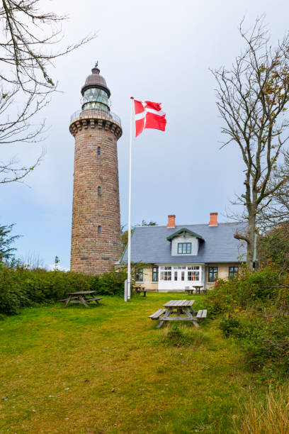 lodbjerg fyr, der leuchtturm im nationalpark thy - denmark house flag danish flag stock-fotos und bilder
