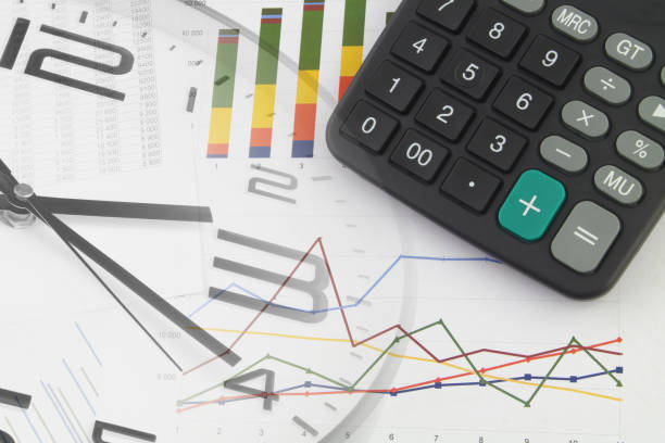 calcolatrice sui rapporti finanziari e chiusura dell'orologio. - finance stock market data diagram calculator foto e immagini stock