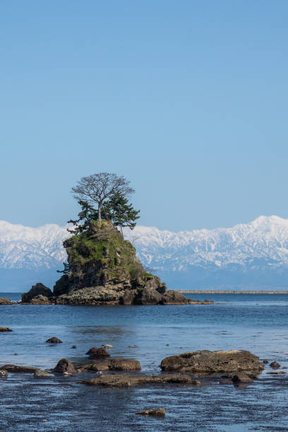 japans mooi strand genaamd "amaharashi kaigan" - hida bergketen stockfoto's en -beelden