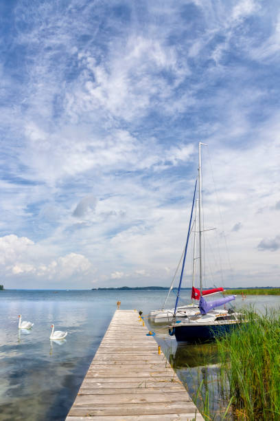 vacaciones en polonia - el lago sniardwy, el lago más grande de masuria - masuren fotografías e imágenes de stock