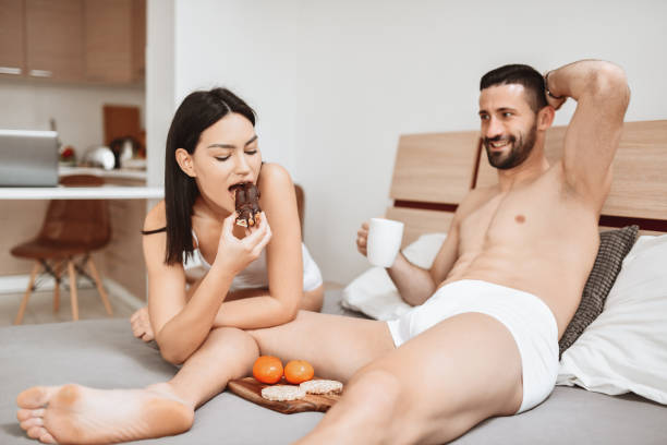 nourriture et café pour le couple de sous-vêtements dans le bâti - waking up women bedding underwear photos et images de collection