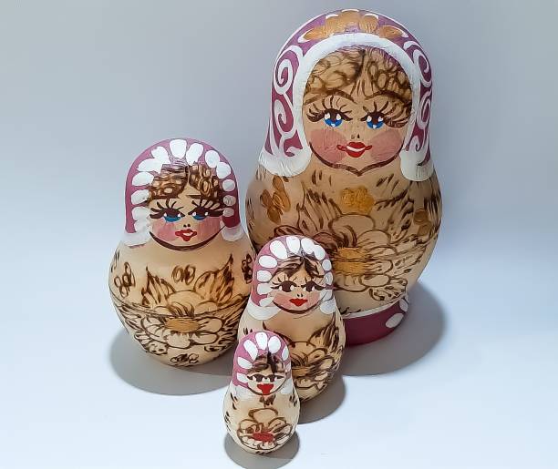 куклы матрешка (деревянные куклы с русского языка) 2 - doll russian nesting doll babushka two objects стоковые фото и изображения