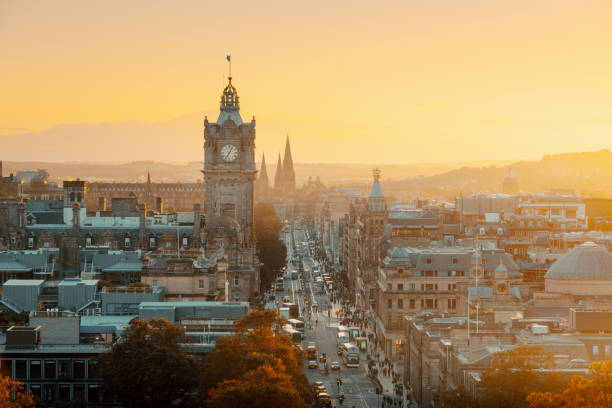 horizon de ville d’edimbourg de calton hill., royaume-uni - edinburgh scotland castle skyline photos et images de collection