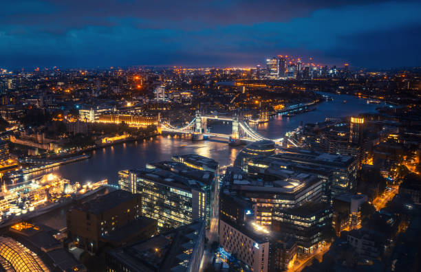 空から見たロンドンのタワーブリッジ,英国 - london england tower bridge bridge skyline ストックフォトと画像