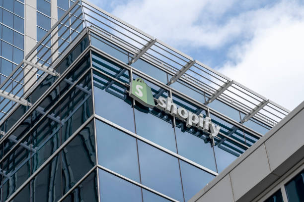 shopify sign on their headquarters building in ottawa, ontario, canada - editorial technology horizontal sign photos et images de collection