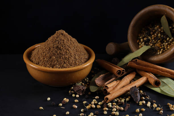 garam masala - mortar and pestle herb coriander seed cilantro foto e immagini stock