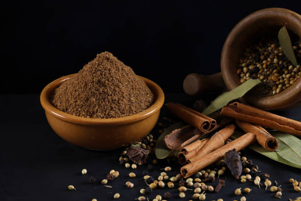 ガラム マサラ - mortar and pestle spice seasoning coriander seed ストックフォトと画像