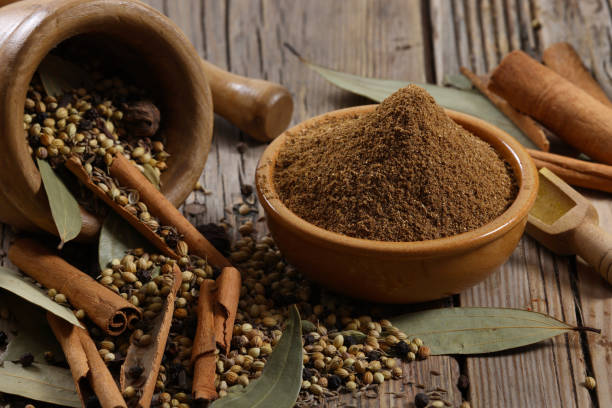 garam masala - mortar and pestle herb coriander seed cilantro foto e immagini stock