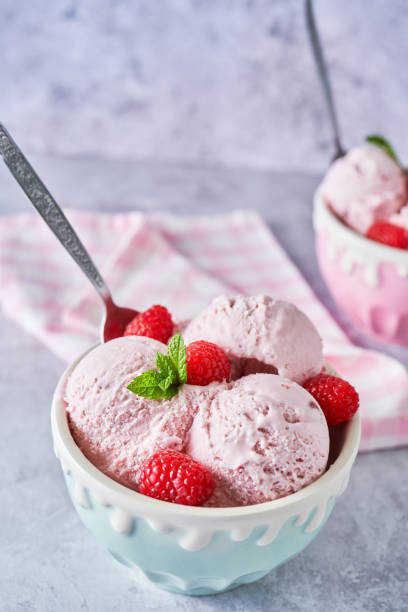 istock Strawberry Ice Cream with Fresh Strawberries 1313871757