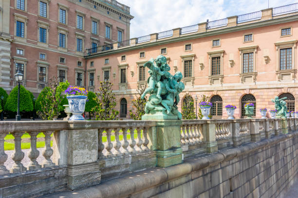 royal palace facade in stockholm, sweden - kungliga imagens e fotografias de stock