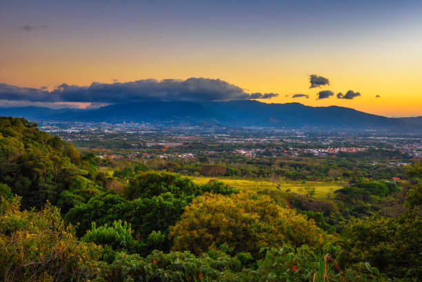 zachód słońca nad centralną doliną san jose w kostaryce - costa rica zdjęcia i obrazy z banku zdjęć