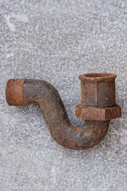 un vecchio pezzo di impianto idraulico da un gomito tubo di ferro arrugginito marrone - water pipe rusty dirty equipment foto e immagini stock