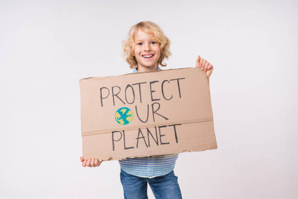 kaukaskie małe dziecko trzymające plakat z koncepcją ratujmy planetę odizolowaną na białym tle - caucasian white poster little boys zdjęcia i obrazy z banku zdjęć