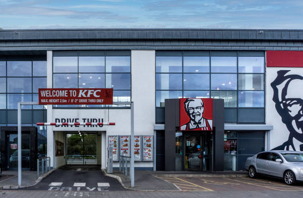 kfc drive thru na new nangor road, clondalkin, dublin, irlandia. - clondalkin zdjęcia i obrazy z banku zdjęć