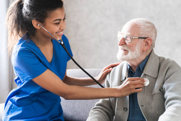 건강 방문자와 가정 방문 하는 동안 노인. 의사가 집에서 은퇴 한 노인을 검사하는 심장 박동을 확인합니다. 노인 심장 질환, 심장 개념. - nursing home nurse blood pressure gauge home caregiver 뉴스 사진 이미지