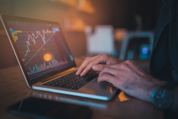 inwestor monitoruje dane z giełdy. - stock market analyzing computer finance zdjęcia i obrazy z banku zdjęć