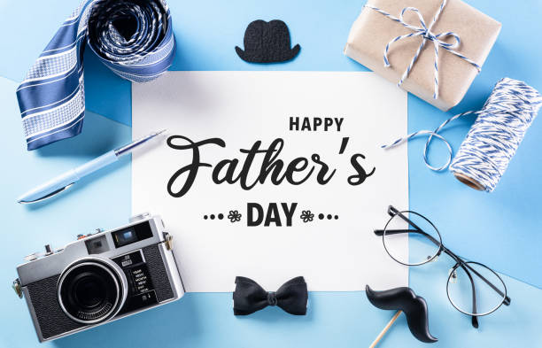 happy vatertag dekoration konzept mit grußkarte auf pastellblauen hintergrund. - fathers day stock-fotos und bilder