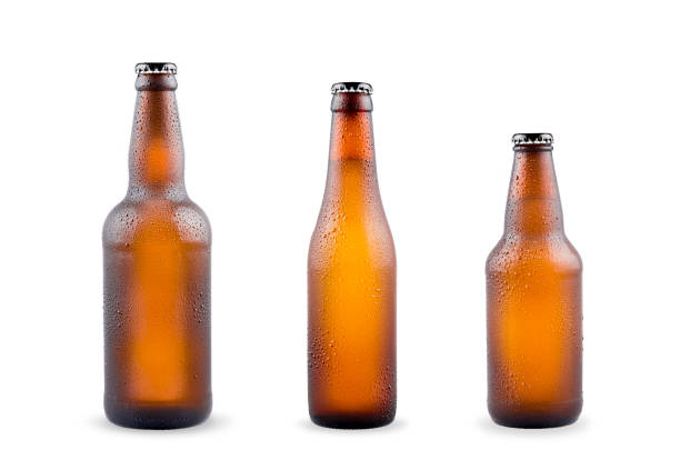 различные размеры коричневых бутылок пива. - amber beer стоковые фото и изображения