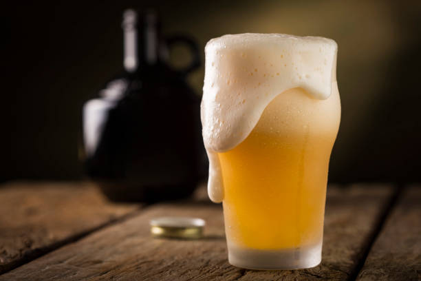 kaltes glas gefüllt mit bier. - beer stock-fotos und bilder