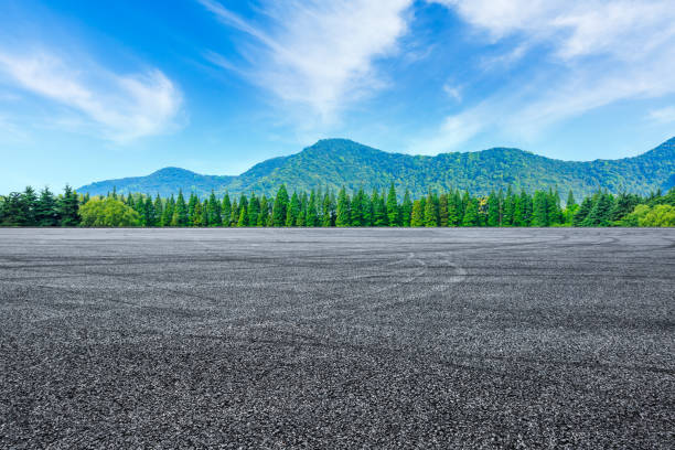 アスファルト道路と緑の山の風景。 - 広場 ストックフォトと画像