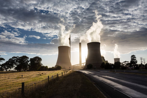 kominy i chłodnie wieże elektrowni węglowych. - chimney fuel and power generation coal fossil fuel zdjęcia i obrazy z banku zdjęć