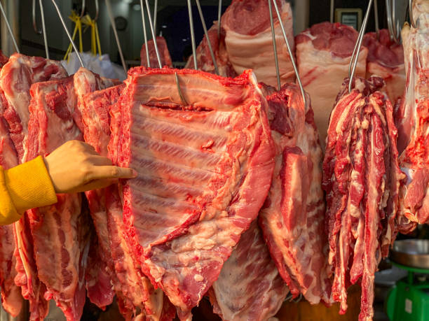 현지 육류 시장에서 판매할 원시 예비 갈비 - butcher butchers shop slaughterhouse hook 뉴스 사진 이미지