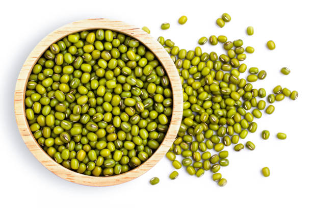 frijoles mung verdes en tazón de madera aislados sobre fondo blanco. - green bean fotografías e imágenes de stock