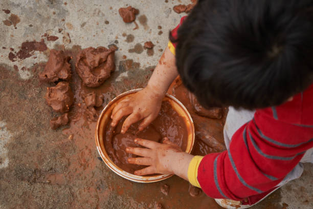 아이는 물과 점토로 재생됩니다. 점토 피규어 모델링. 클레이 세션 - child art and craft latin american and hispanic ethnicity little boys 뉴스 사진 이미지