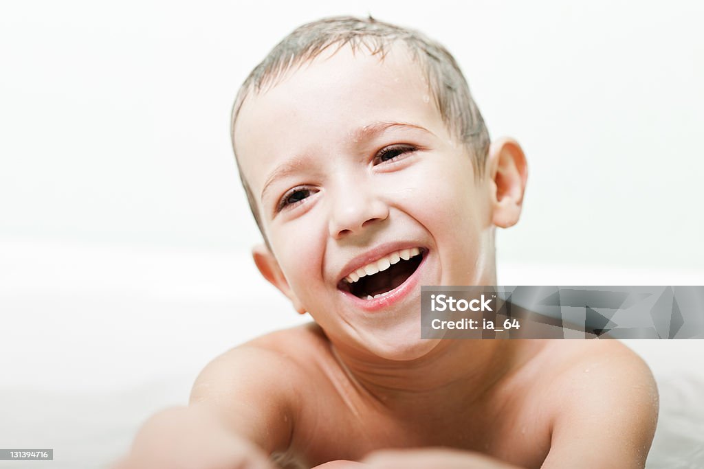 Маленький ребенок, улыбается - Стоковые фото Белый роялти-фри