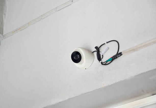 cctv, überwachungskamera mit kuppelform aufnahmevideo für monitor, sicherheit, alarm, warnsystem in business-office-gebäude. - dome camera security system security stock-fotos und bilder