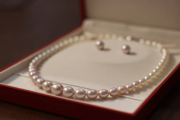 bella collana di perle e orecchini - pearl necklace earring jewelry foto e immagini stock