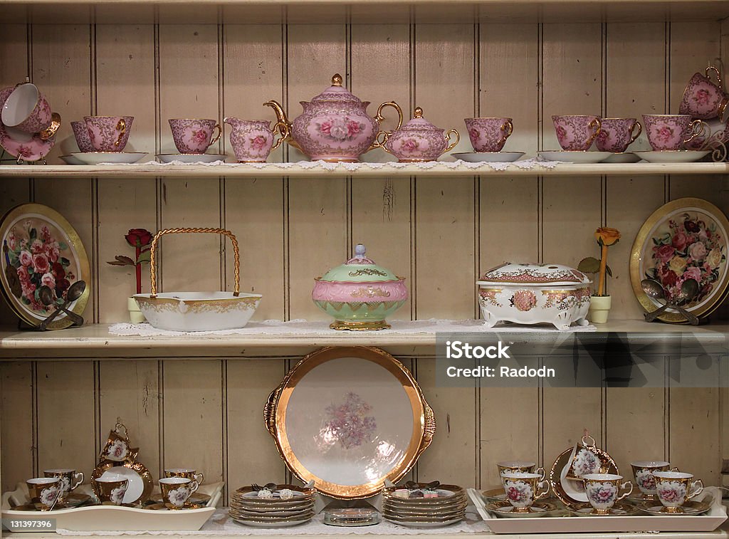 Hölzernen Schrank mit Tee-set handbemalten rosses - Lizenzfrei Aktenschrank Stock-Foto