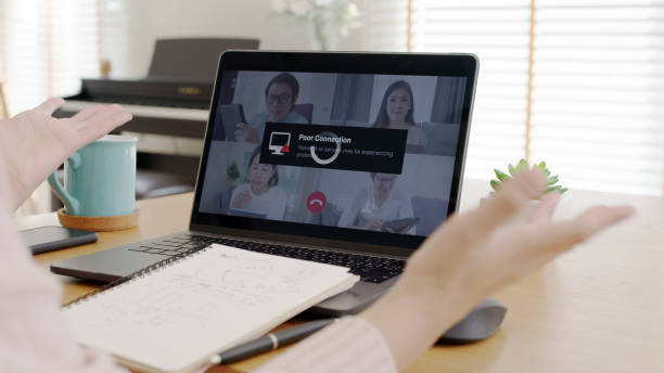 kuvapankkikuvat ja rojaltivapaat kuvat aiheesta takana takana nuori aasialainen nainen työntekijä työskentelee kotoa käyttämällä tietokoneen muistikirjan videopuhelu kokous konferenssi vihainen ärsyttää alhainen huono epäluotettava internet wifi yhteys ongelma ongelma katkos. - slow