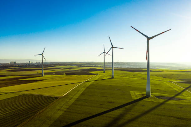 luftaufnahme von windkraftanlagen und landwirtschaftsfeld - windenergie stock-fotos und bilder