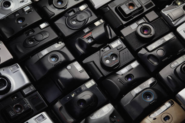 imagem de close-up de um grande grupo de câmeras de filme vintage analógicos de 35mm deitados em arranjo próximo um do outro - image created 1960s flash - fotografias e filmes do acervo