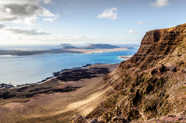 isla de la graciosa vom risco de famara. - famara stock-fotos und bilder