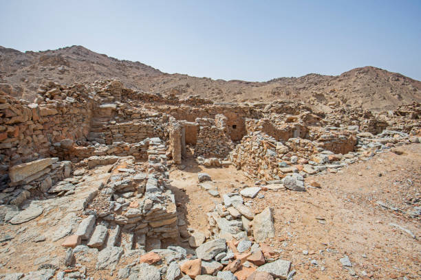 view across ruined buildings of old roman quarry town - desert egyptian culture village town imagens e fotografias de stock