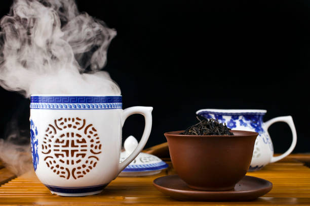 tè rosso lapsang souchong in una tazza - lapsang souchong tea foto e immagini stock