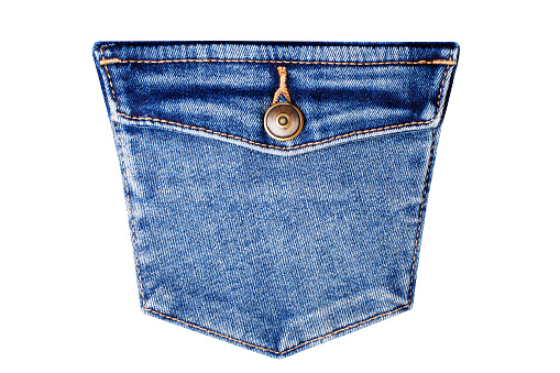 Pantalón de mezclilla azul bolsillo con solapa y botón de metal de latón fondo blanco aislado de cerca, bolsillo de mezclilla azul, patrón de bolsillo de jeans, paño de jeans en mal estado índigo, bolsillo trasero del pantalón, elemento de diseño d photo