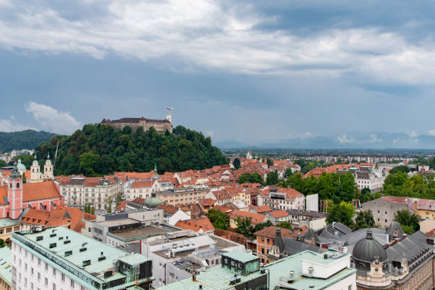 vista de la ciudad de liublijana - ljublijana fotografías e imágenes de stock