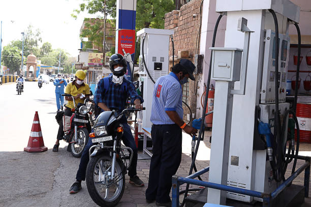 people coming out on petrol gas station to refueling, city reopen after ease the lock down restrictions due to covid-19 pandemic, back to the normal life. - india car people business imagens e fotografias de stock
