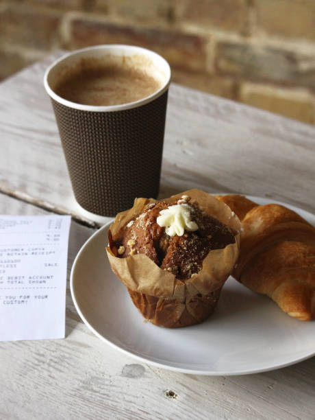 caffè e muffin - coffee muffin take out food disposable cup foto e immagini stock