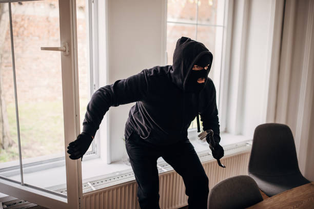 istock Robber broke in house 1314017985