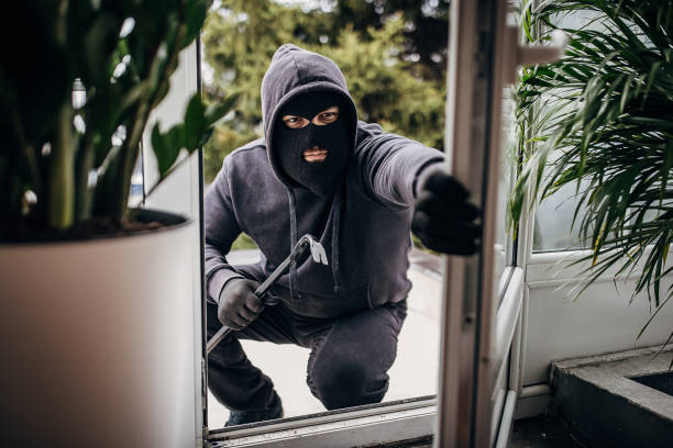 räuber bricht in haus ein - burglary burglar thief house stock-fotos und bilder