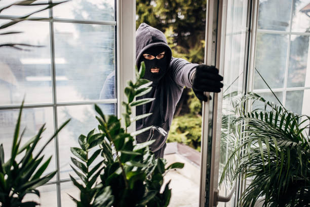 räuber bricht in haus ein - burglary burglar thief house stock-fotos und bilder